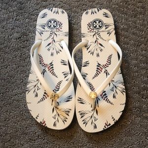 NEW Tory Burch floral flip flops
